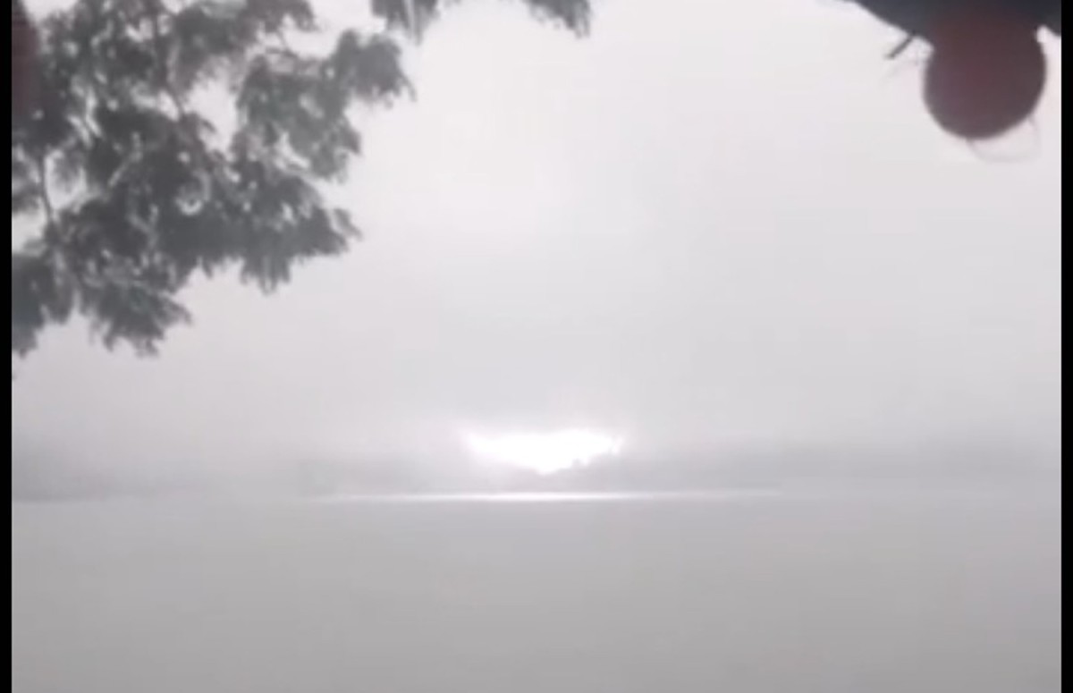 Tangkapan layar video viral cahaya terang disebut di atas Telaga Ngebel Ponorogo