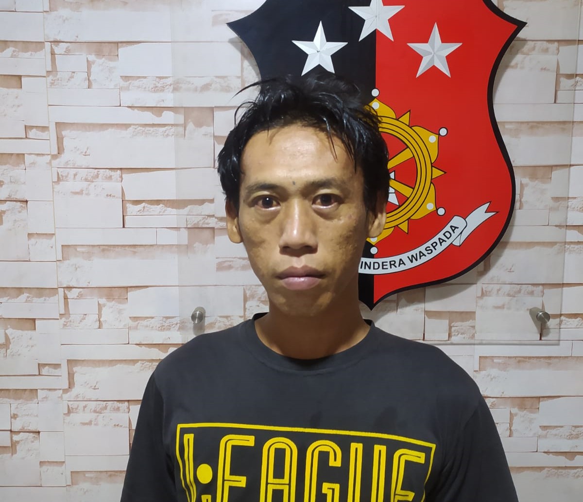 Tersangka saat diamankan di Mapolsek Krembangan. (foto: Humas polsek krembangan for jatimnow.com).