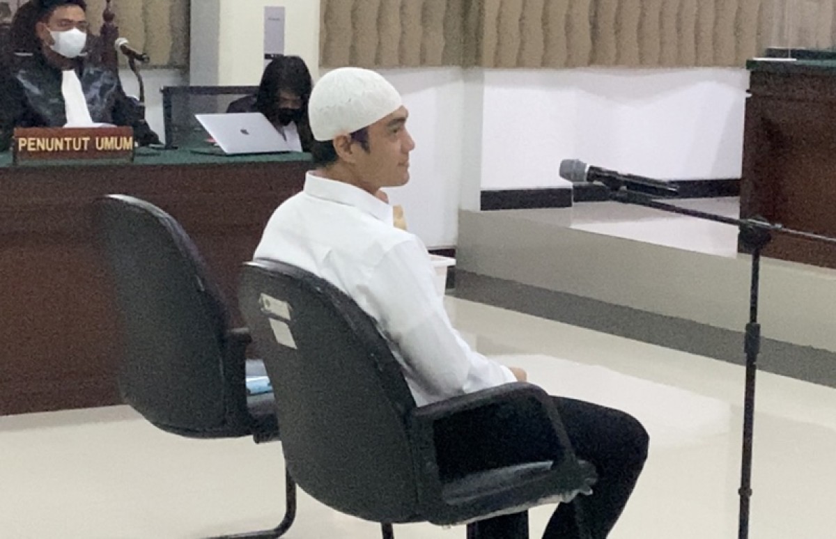 Wajah Tenang Venna Melinda dan Senyum Ferry Irawan dalam Sidang KDRT di Kediri