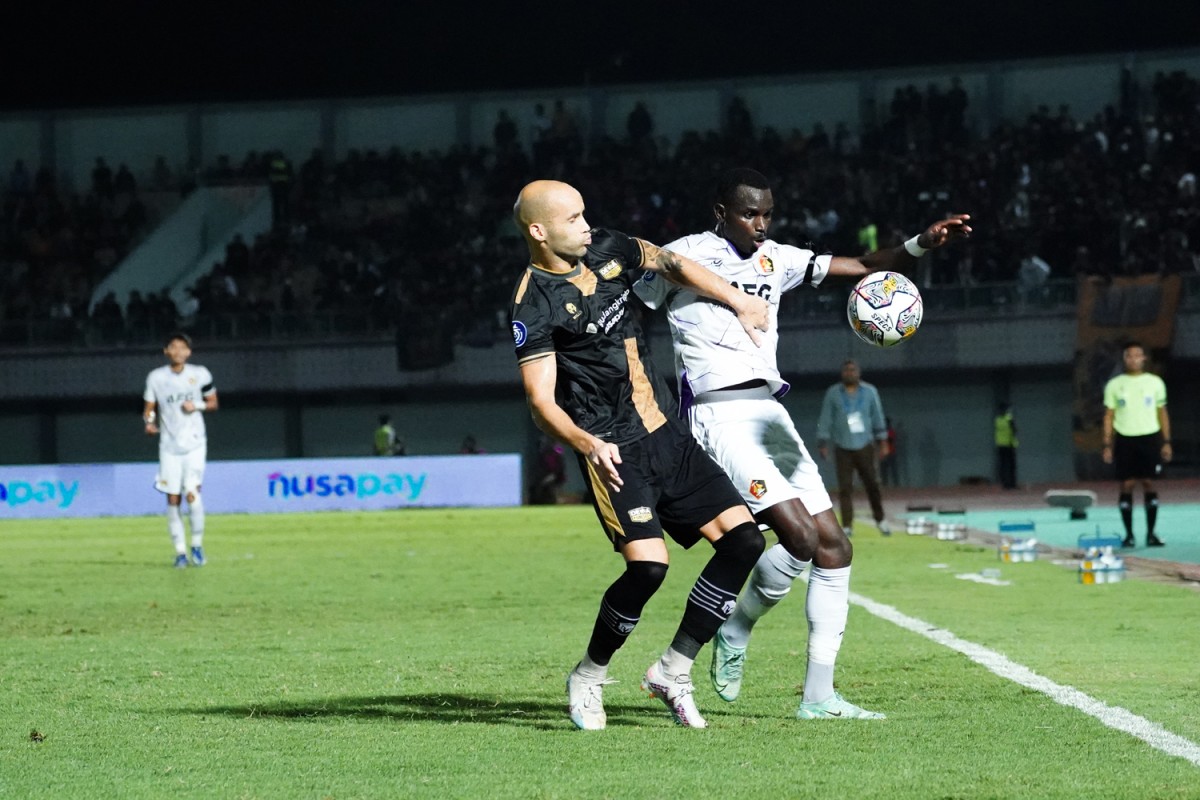 Flavio Silva berduel dengan pemain Dewa United (Foto: Persik Kediri/jatimnow.com)