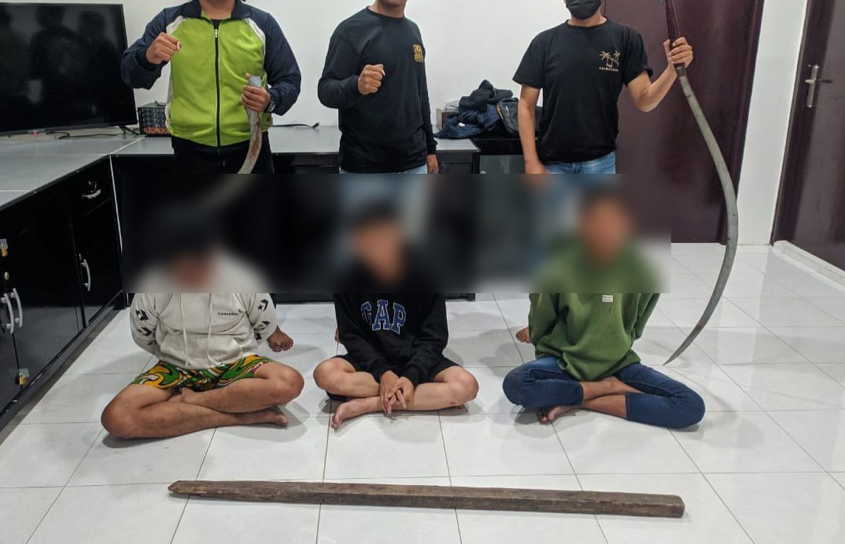 Tiga anggota gengster diamankan Satintelkam Polrestabes Surabaya (Foto-foto: Satintelkam Polrestabes Surabaya)  Sumber: jatimnow.com https://jatimnow.com/baca-56346-tawuran-dua-gengster-di-surabaya-dibubarkan-tiga-orang-bersajam-diamankan