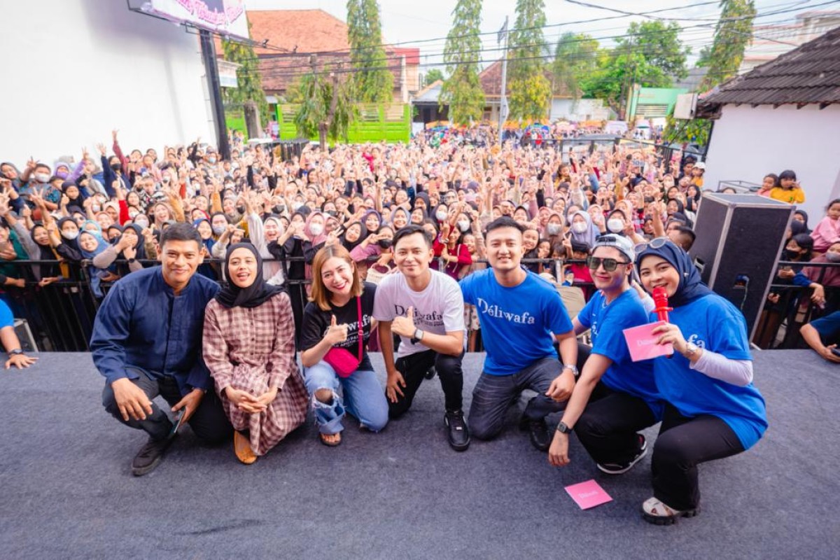 Tom Liwafa (tiga dari kanan) saat hadir dalam grand opening Deliwafa di Kota kediri. (foto: Kurniawan for jatimnow.com)