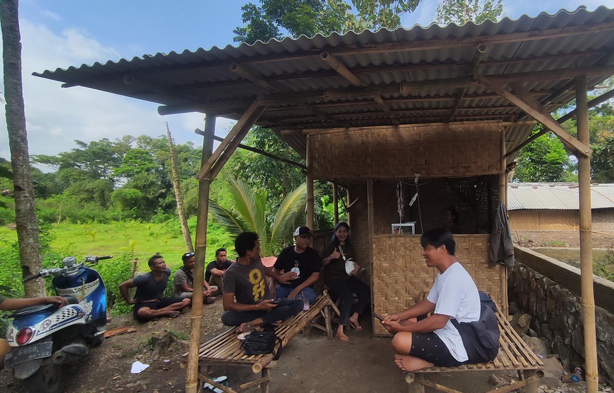 Gubug dari bambu yang menjadi markas para YouTuber kumpul bareng membuat konten terkait Farel Prayoga. (foto: Eko Purwanto/jatimnow.com)