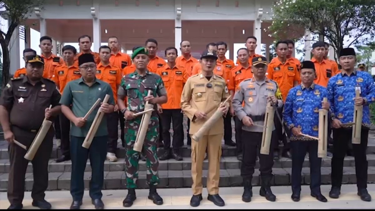 Elemen Pemkab Lamongan saat memperingati HKB secara simbolis dengan memukul kentongan. (Foto: BPBD Lamongan for jatimnow.com)