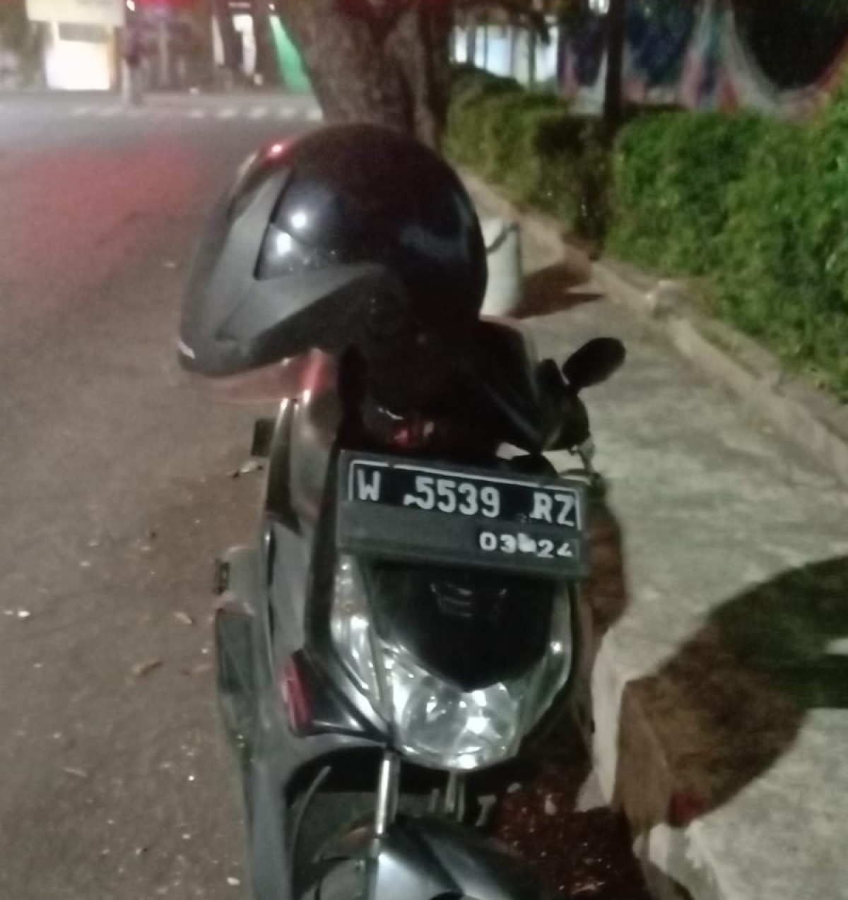 Honda Beat yang ditemukan warga di Jalan Pucang Jajar Surabaya. (foto: akun twitter @khohar69).