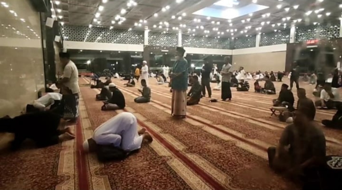 Salah satu aktivitas iktikaf di Masjid Namira Lamongan. (foto : Adyad Ammy Iffansah/jatimnow.com)