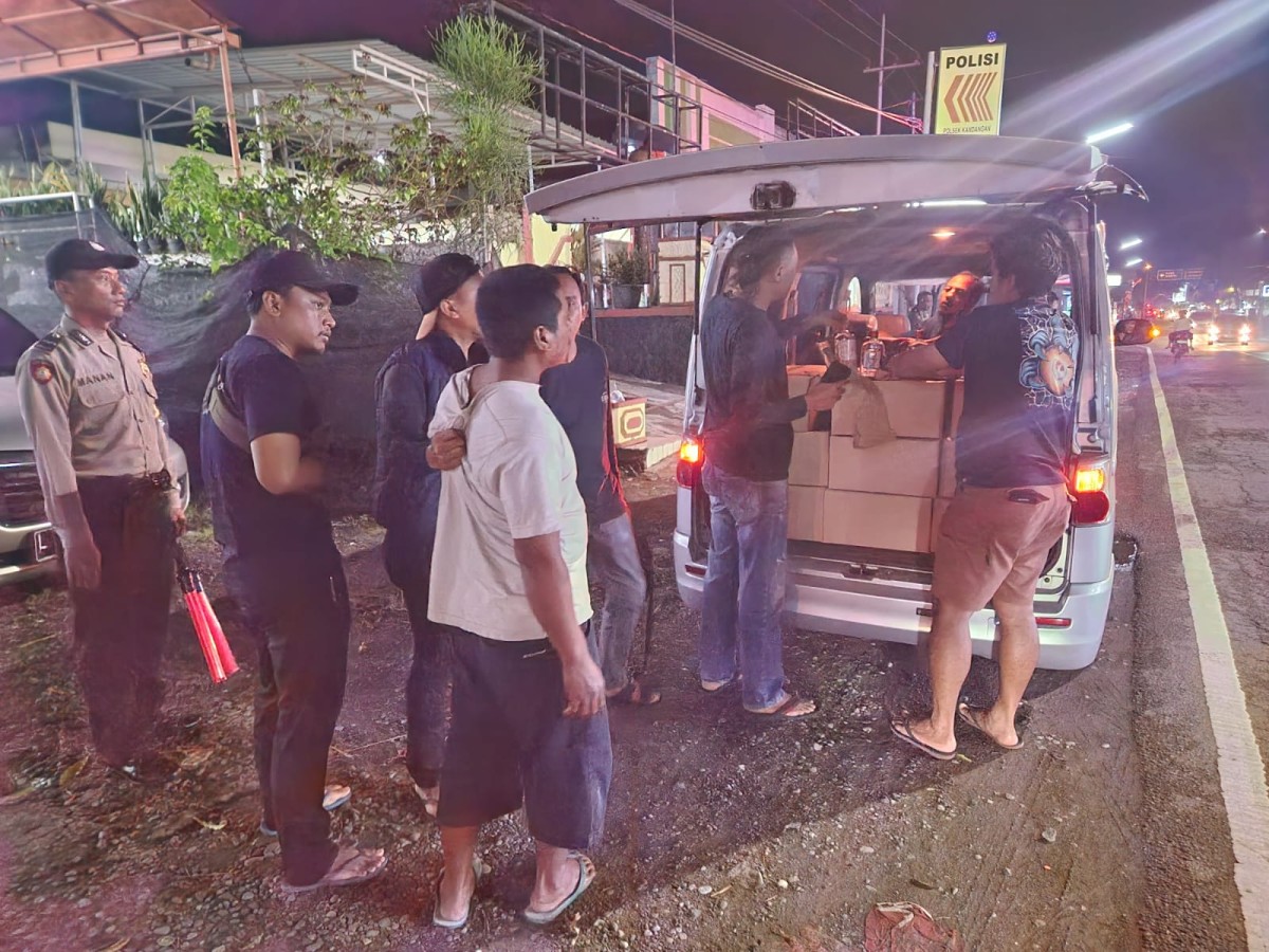 Polisi saat menghentikan mobil dari Malang. (Foto : Polres Kediri/jatimnow.com)