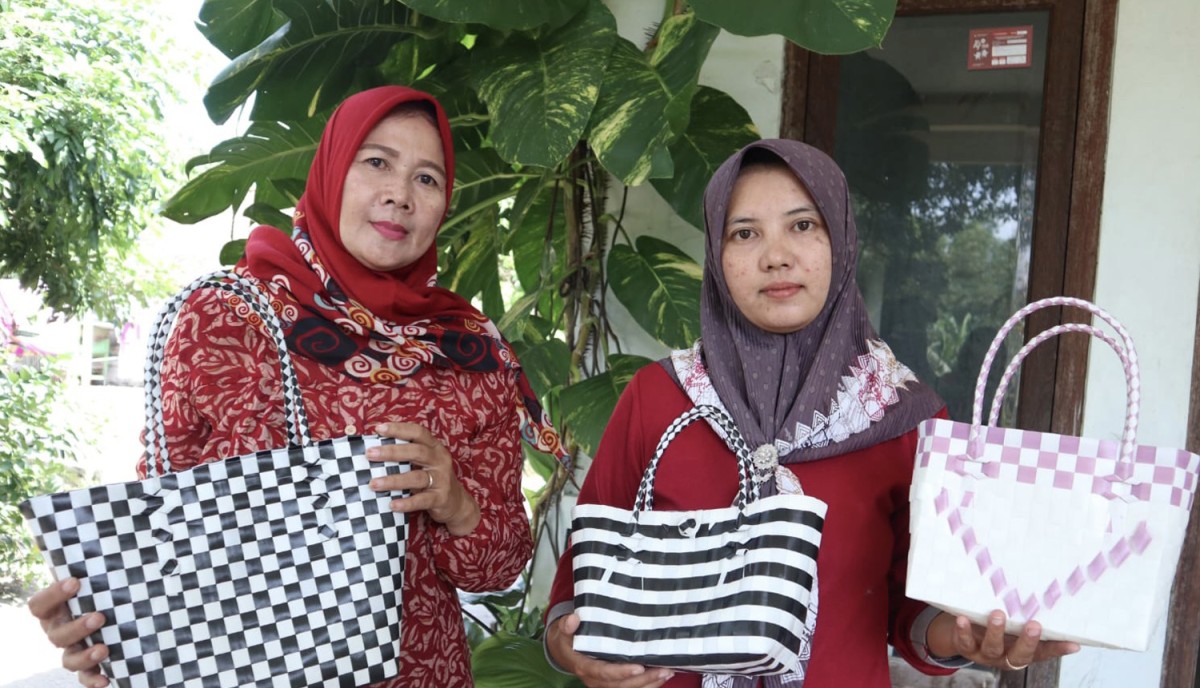 Ratna Safitri (kanan) menunjukkan tas anyaman plastik karyanya (Foto: Yanuar Dedy/jatimnow.com)