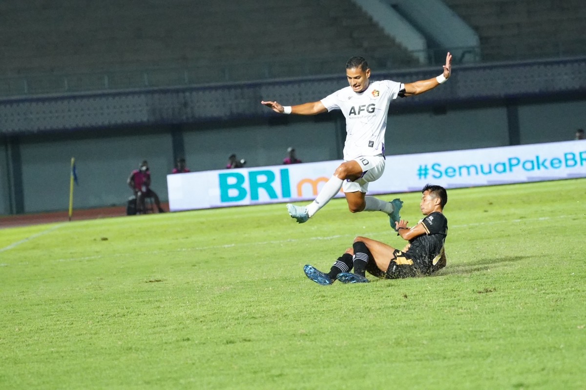 Pemain Persik Kediri Renan Silva berduel dengan pemain Dewa United (Foto: Persis Solo/jatimnow.com)