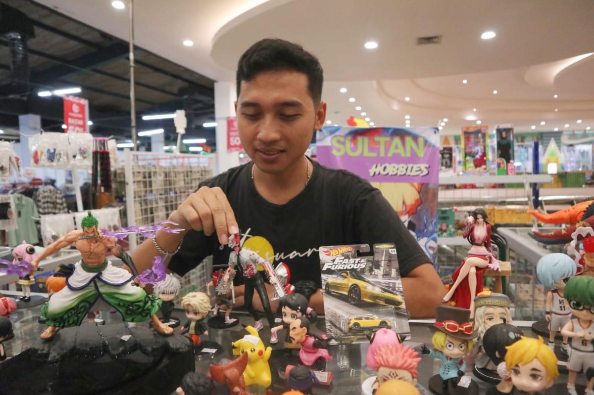 Yahya menunjukkan koleksi action figurnya (Foto: Yanuar Dedy/jatimnow.com)