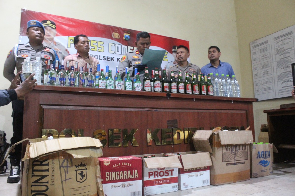 Hentikan Mobil Boks Mencurigakan Masuk Kota Kediri, Polisi Sita Ratusan Botol Miras