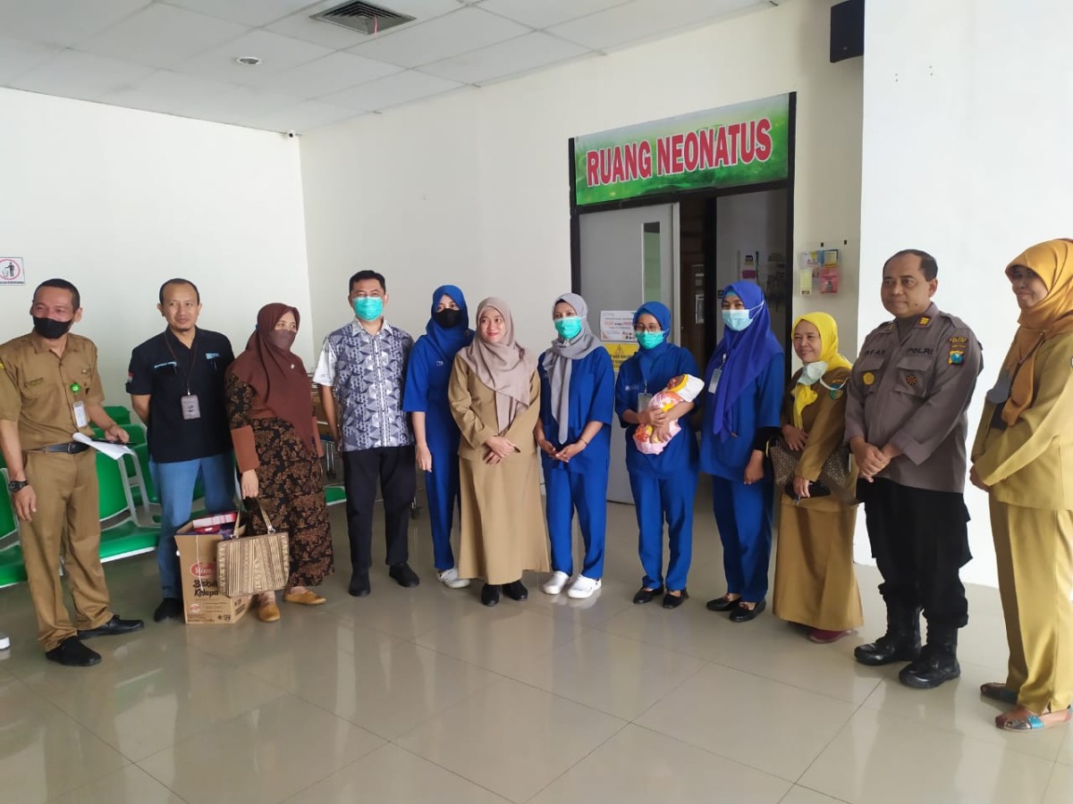 Proses penyerahan bayi dari RS Kertosono ke Dinsos Jawa Timur. (Foto: Polsek Purwoasri for jatimnow.com)