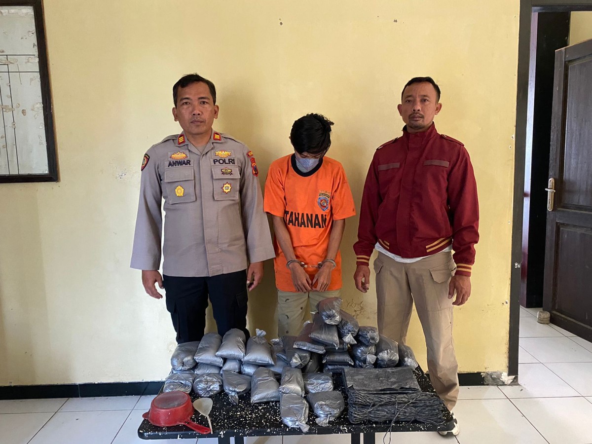 Pelaku dan barang bukti saat diamankan di Polsek Plemahan. (Foto: Polsek Plemahan/jatimnow.com)