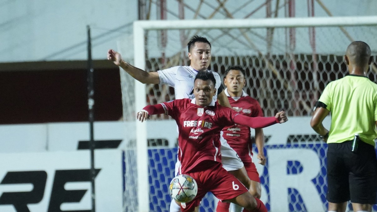 Arthur Irawan berduel dengan Ferdinan Sinaga. (Foto : Persik Kediri/jatimnow.com)