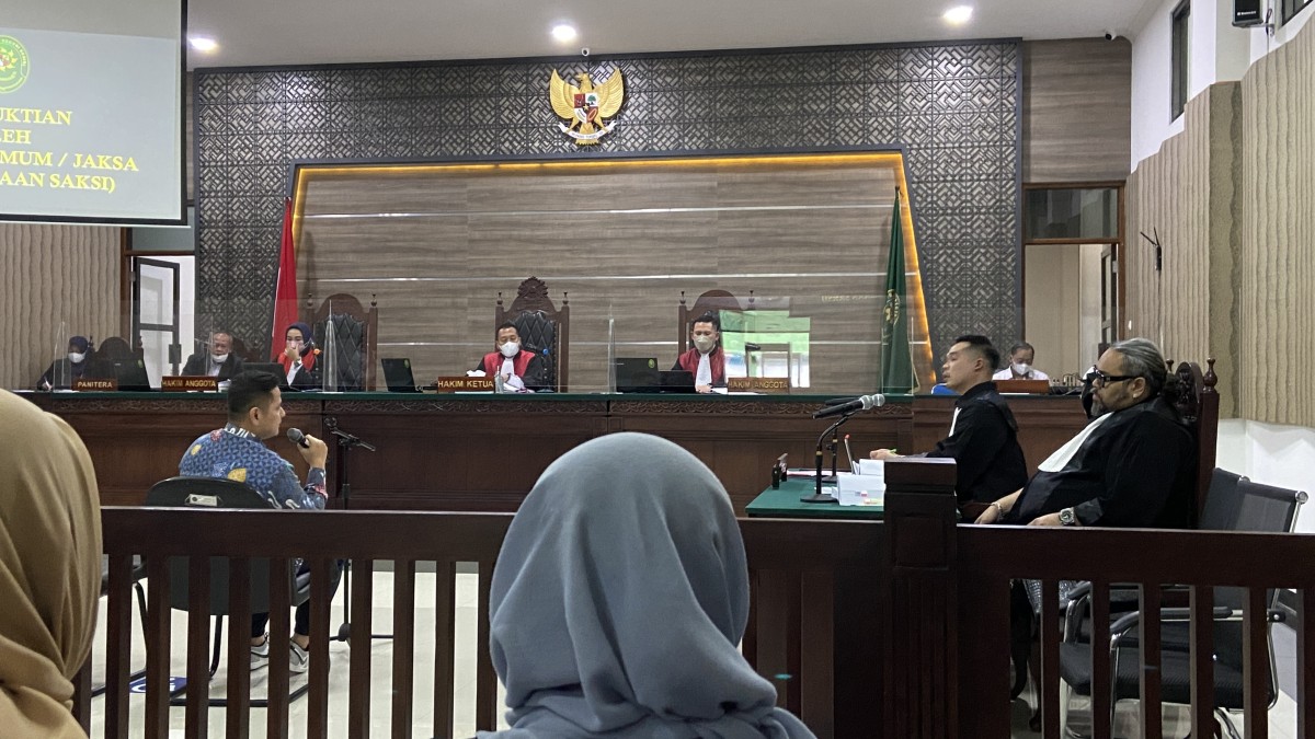 Jeffry Simatupang saat menanyai saksi Reza Mahastra (Foto: Yanuar Dedy/jatimnow.com)