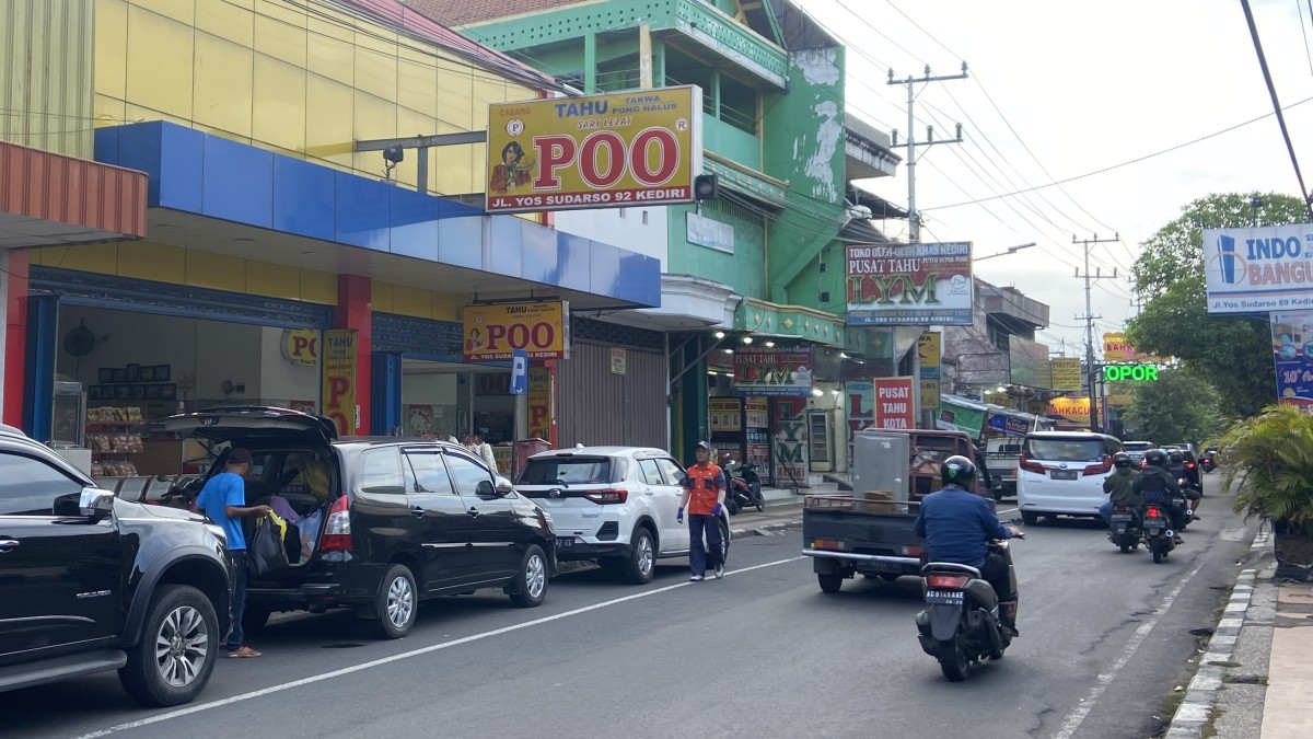 Pusat oleh-oleh jalan Yos Sudarso. (Foto-foto: Yanuar Dedy/jatimnow.com)