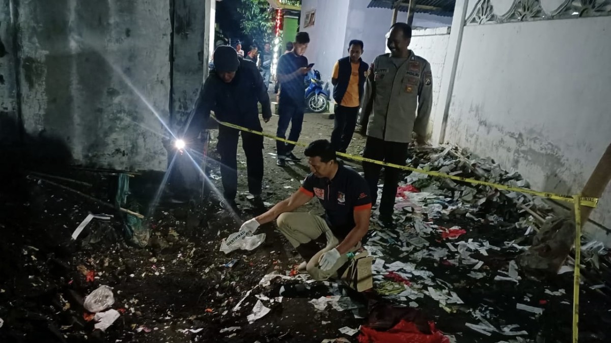 Olah TKP ledakan petasan di pondok pesantren Kediri. (Foto: Polres Kediri for jatimnow.com)