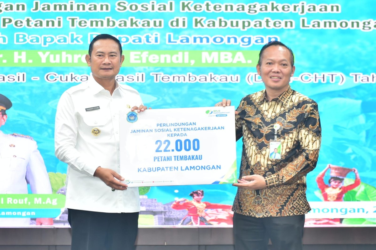 Pemkab Lamongan memberikan perlindungan jaminan sosial ketenagakerjaan kepada para petani tembakau. (Foto-foto: Pemkab Lamongan)