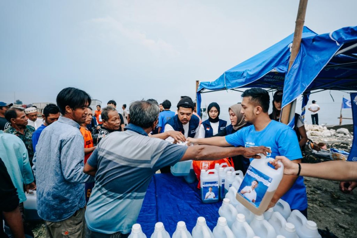 Semringah Para Nelayan di Surabaya saat Menerima Bantuan BBM Gratis