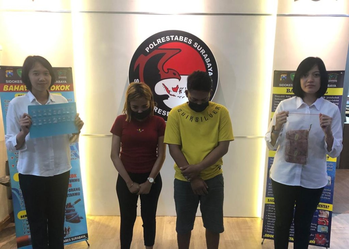 Suami istri yang mengedarkan narkoba (Foto: Satresnarkoba Polrestabes Surabaya)