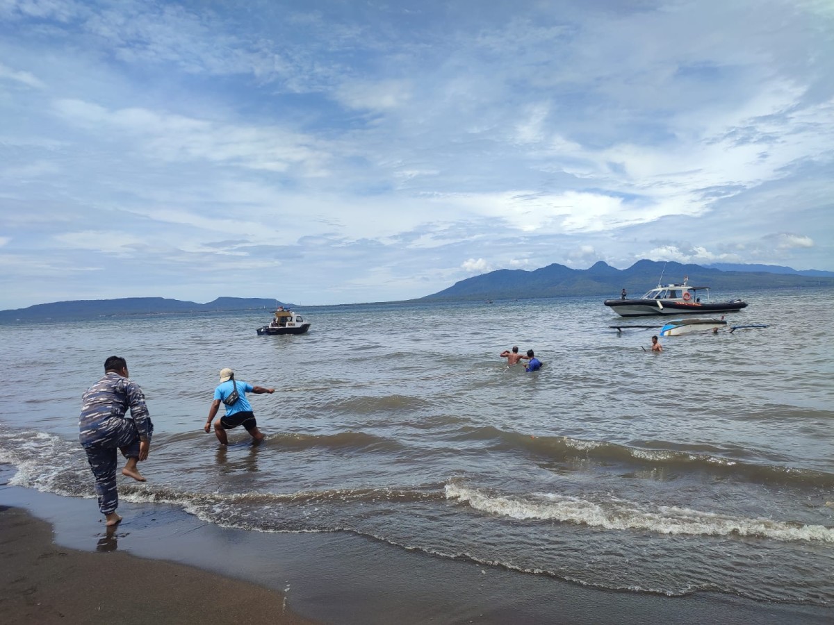 Evakuasi pemancing yang terhempas ombak Perairan Marina Boom (Foto: Satpolairud Polresta Banyuwangi for jatimnow.com)