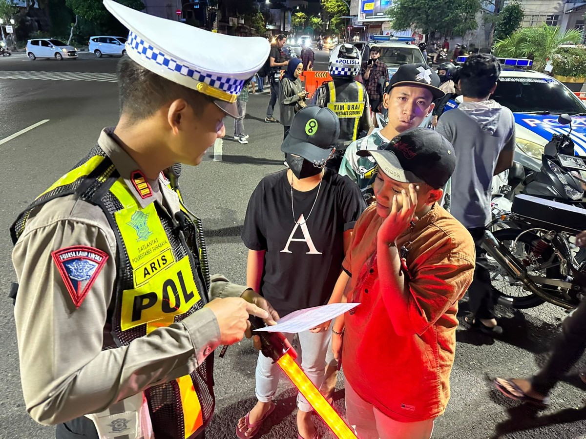 Para pengedara mokong saat diamankan polisi (Foto-foto: Satlantas Polrestabes Surabaya for jatimnow.com)