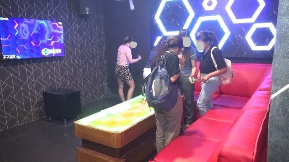 Perempuan yang terjaring razia. (Foto: Ulum for jatimnow.com)