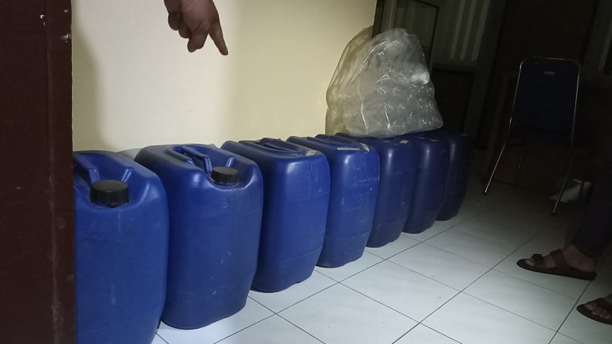 Rumah Pengedar Miras Oplosan Moke asal Flores Digerebek, Ratusan Liter Disita Polisi