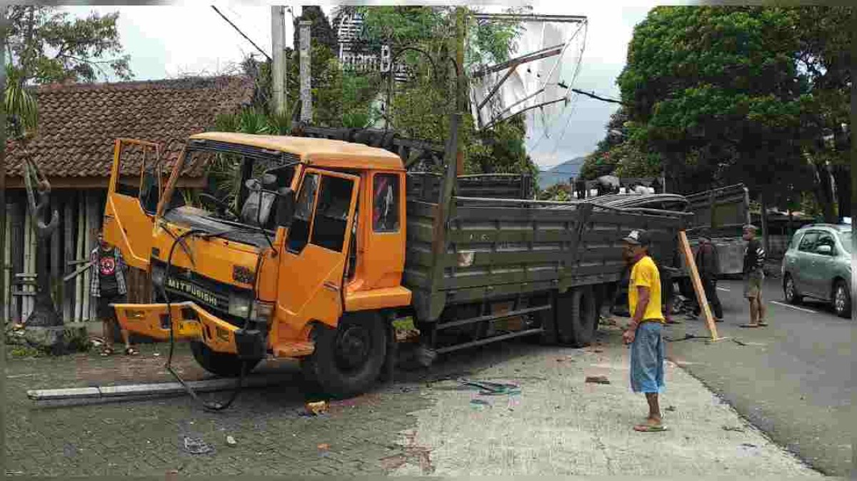 Truk bermuatan besi tabrak tiang PJU akibat rem blong. (Foto: Galih Rakasiwi/jatimnow.com)
