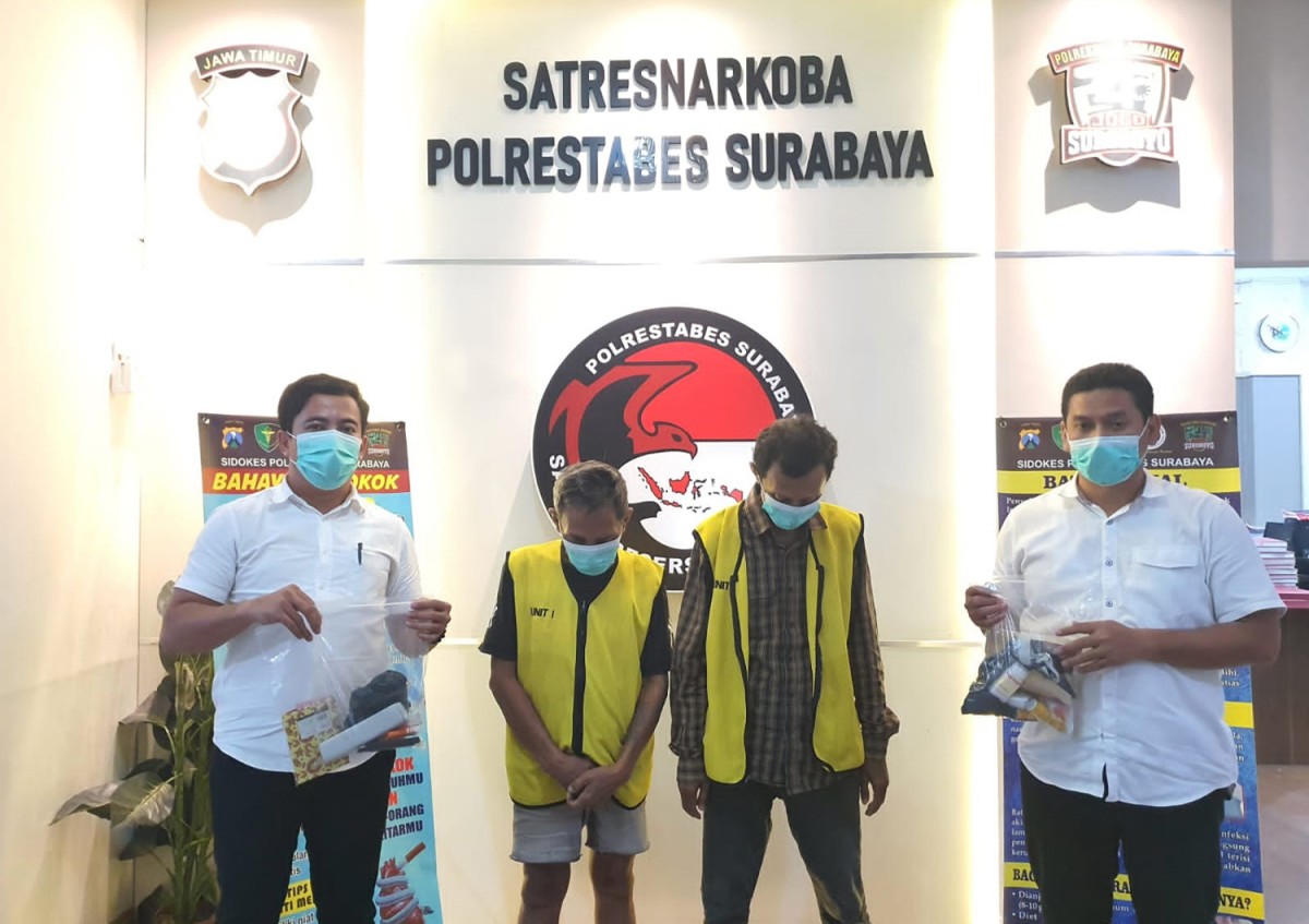 Kakek dan temannya diamankan (Foto: Satresnarkoba Polrestabes Surabaya)