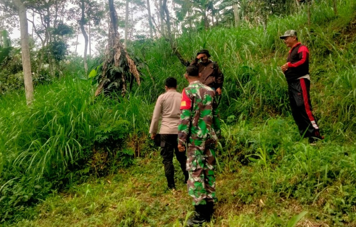 Proses pencarian Sumarti yang 3 hari belum ditemukan. (Foto-foto: Polsek Nongkojajar for jatimnow.com)
