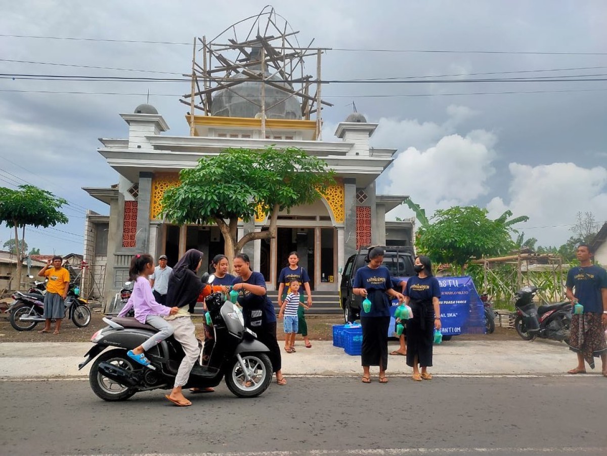 Bagi-bagi takjil gratis oleh Umat Hindu Kumendung, Banyuwangi (Foto: Eko Purwanto/jatimnow.com)
