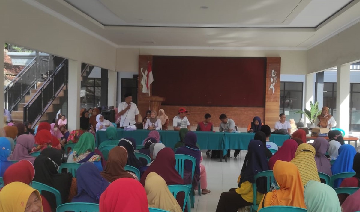 Suasana penyaluran BPNT dan PKH di Desa Rejoagung, Kecamatan Srono, Kabupaten Banyuwangi (Foto: Eko Purwanto/jatimnow.com)
