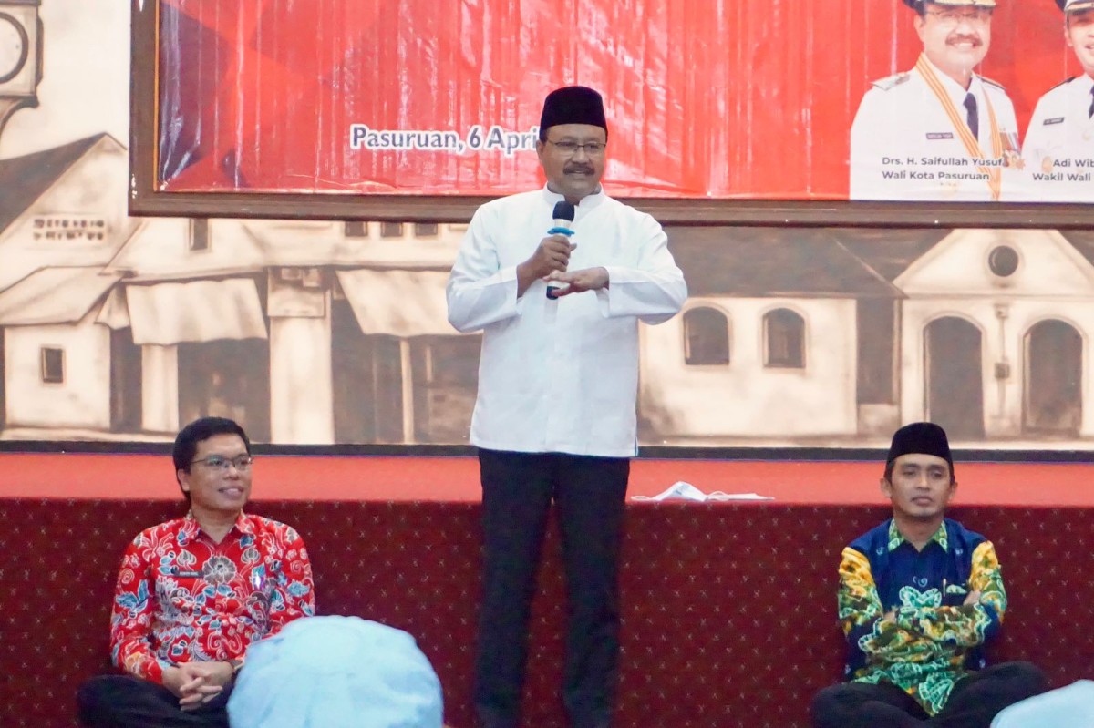 Wali Kota Saifullah Yusuf (Gus Ipul) dalam acara pembinaan modin di Kota Pasuruan (Foto: Humas Pemkot Pasuruan)
