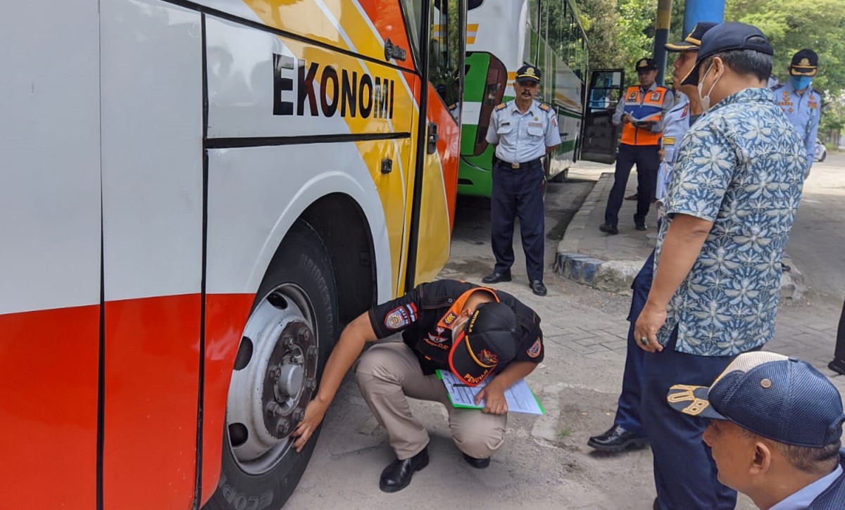 Angkutan Mudik Lebaran 2023 di Terminal Rajekwesi Bojonegoro Dicek Kelaikannya