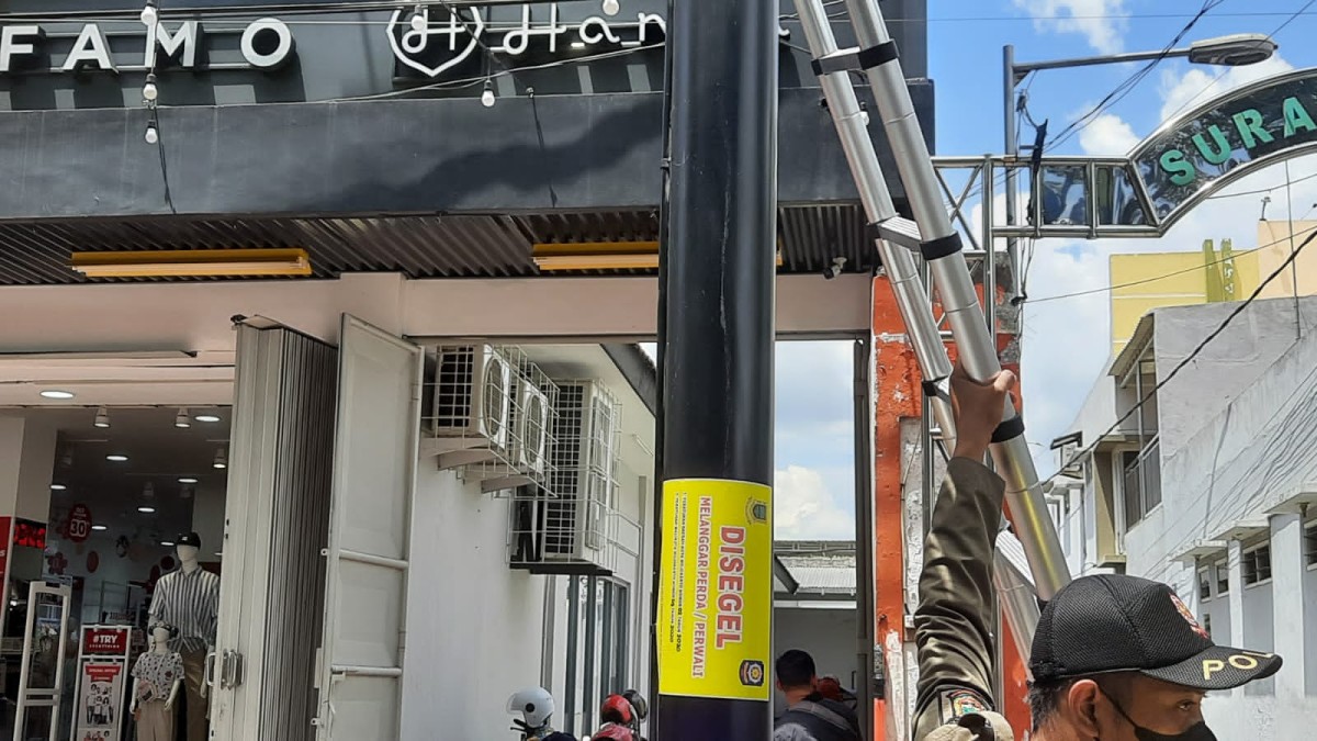 Tak Kantongi Izin, Papan Reklame 3Second dan Toko di Mojokerto Disegel