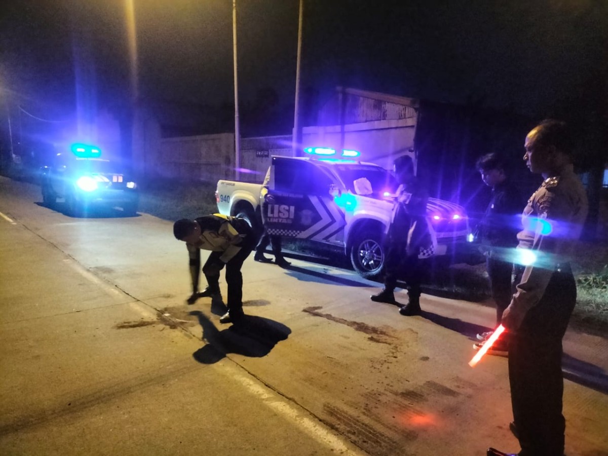 Polisi saat melakukan olah tempat kejadian perkara kecelakaan yang menyebabkan dua remaja tewas. (Foto: Unit Gakkum Satlantas Polresta Sidoarjo for jatimnow.com)