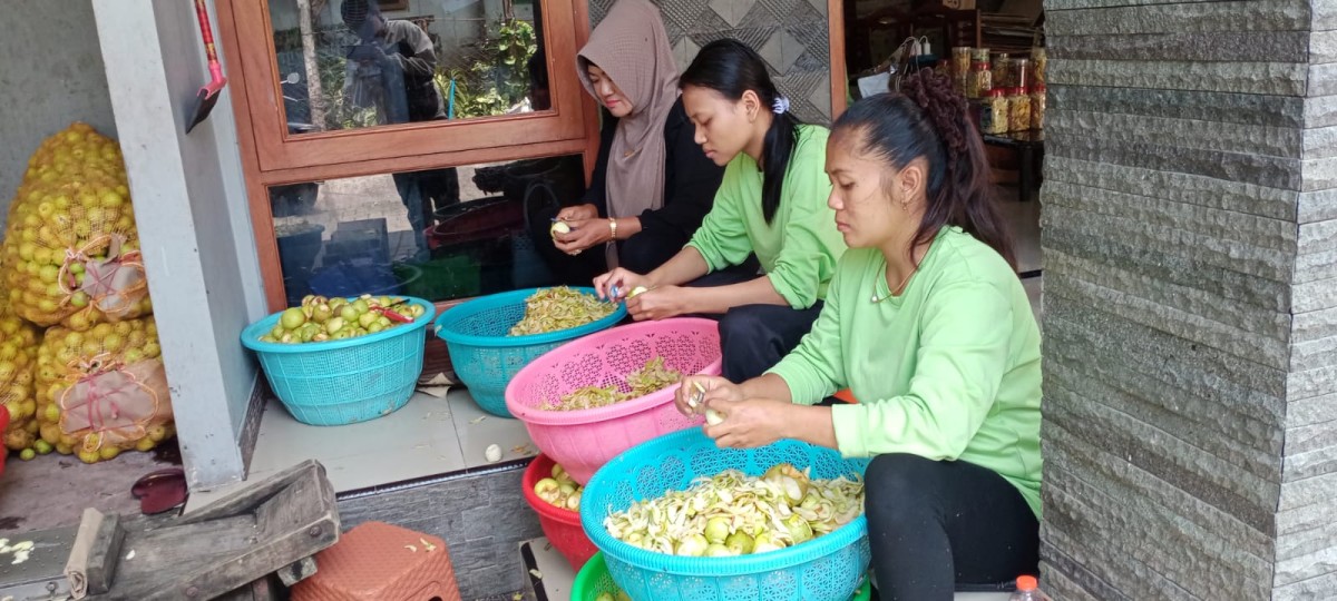 Ibu di Kota Batu Raup Puluhan Juta Rupiah Per Hari dari Produksi Keripik Buah