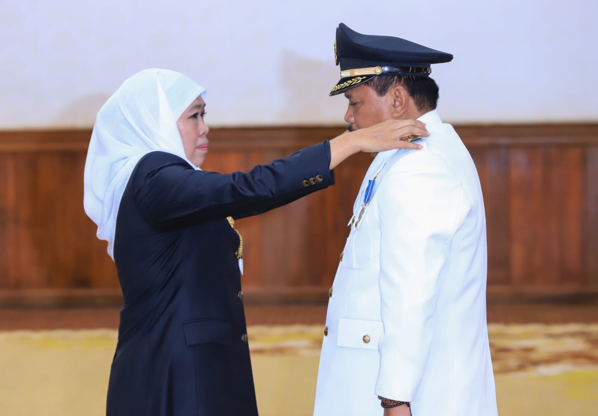 Khofifah saat melantik Marhaen Djumadi (Foto: Humas Pemprov Jatim for jatimnow.com)