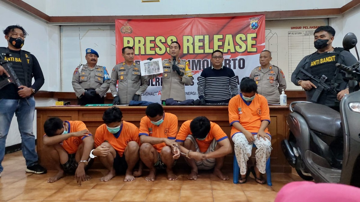 Wanita hamil yang terlibat pencurian motor bersama suami diamankan di Mapolsek Simokerto, Surabaya (Foto: Rama Indra/jatimnow.com)