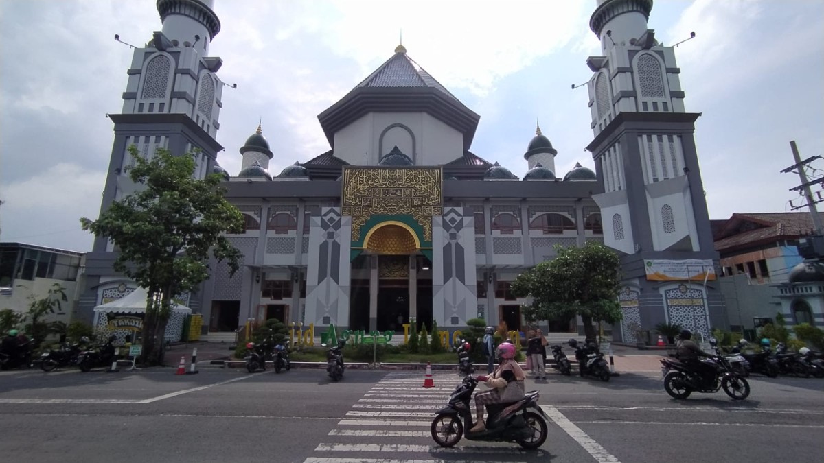 Potret Masjid Agung Lamongan (MAL) yang tampak elegan dan megah. (Foto: Adyad Ammy Iffansah/jatimnow.com)