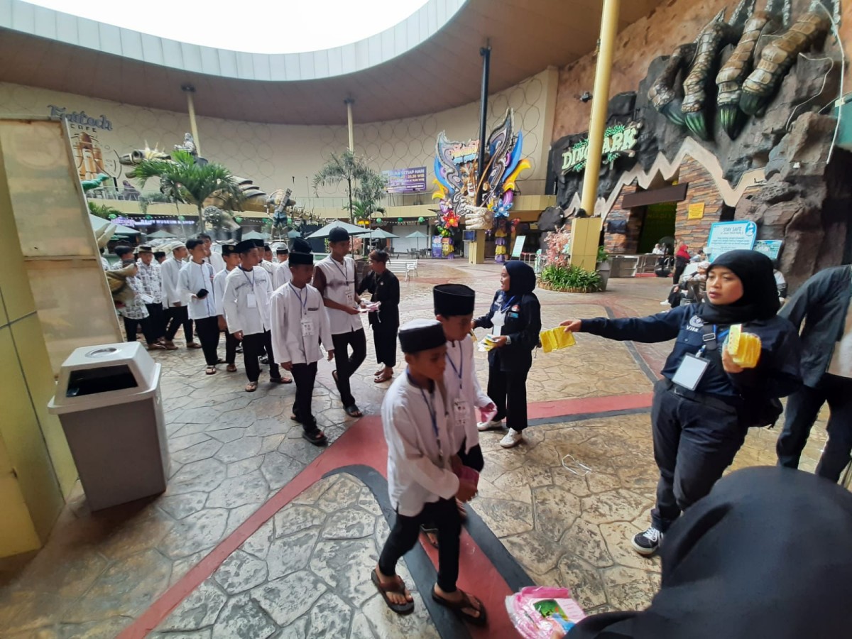 Anak-anak yatim piatu dan dhuafa saat diajak jalan-jalan ke Jatim Park 3 Kota Batu (Foto: Dimas for jatimnow.com)