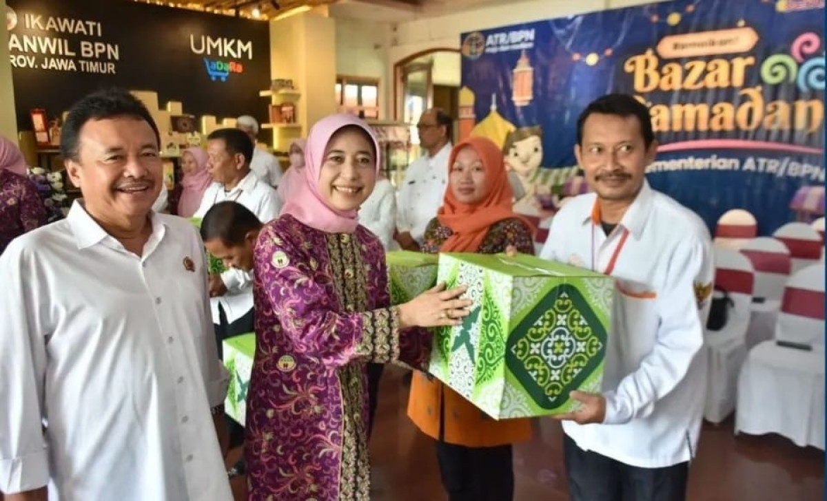 Ketua Ikawati ATR/BPN Jatim, Siti Rochmawati didampingi Kakanwil BPN Jatim Jonahar menyerahkan bingkisan secara simbolis kepada ASN diacara Bazar Ramadan. (Foto: Zain Ahmad/jatimnow.com)
