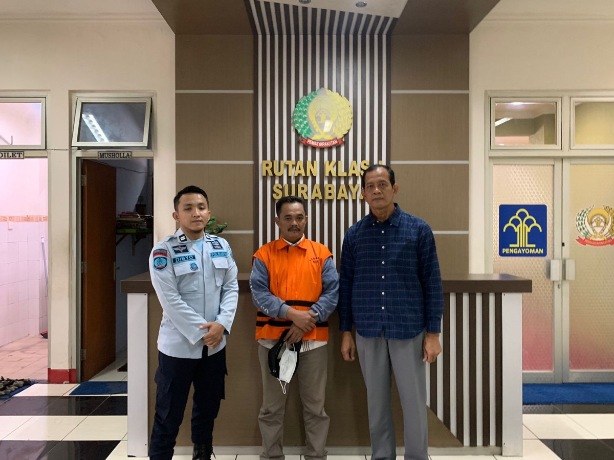 Rusdi saat dilimpahkan ke Rutan Medaeng (Foto: Humas Kemenkumham Jatim)