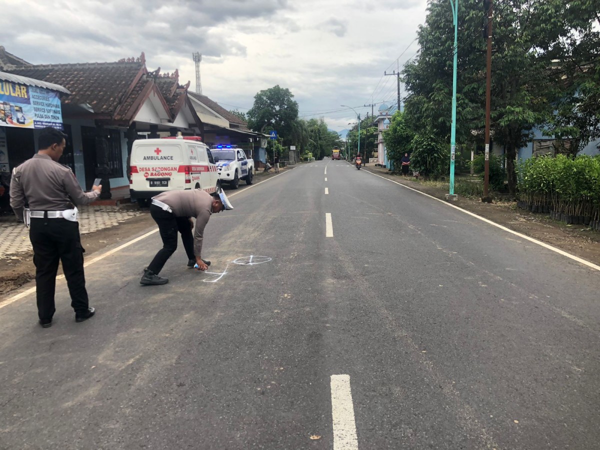 Olah TKP kecelakaan mobil Strada hantam motor di Banyuwangi (Foto: Polsek Gambiran for jatimnow.com)
