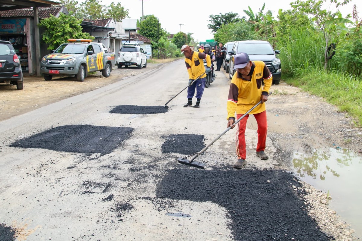 Kegiatan pemeliharaan dan perbaikan jalan oleh Dinas PU Bina Marga Lamongan (Foto: Humas Pemkab Lamongan for jatimnow.com)