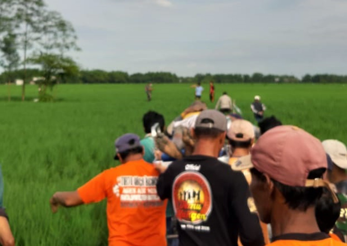 Evakuasi jenazah petani dari sawahnya di Bojonegoro (Foto: Imam for jatimnow.com)
