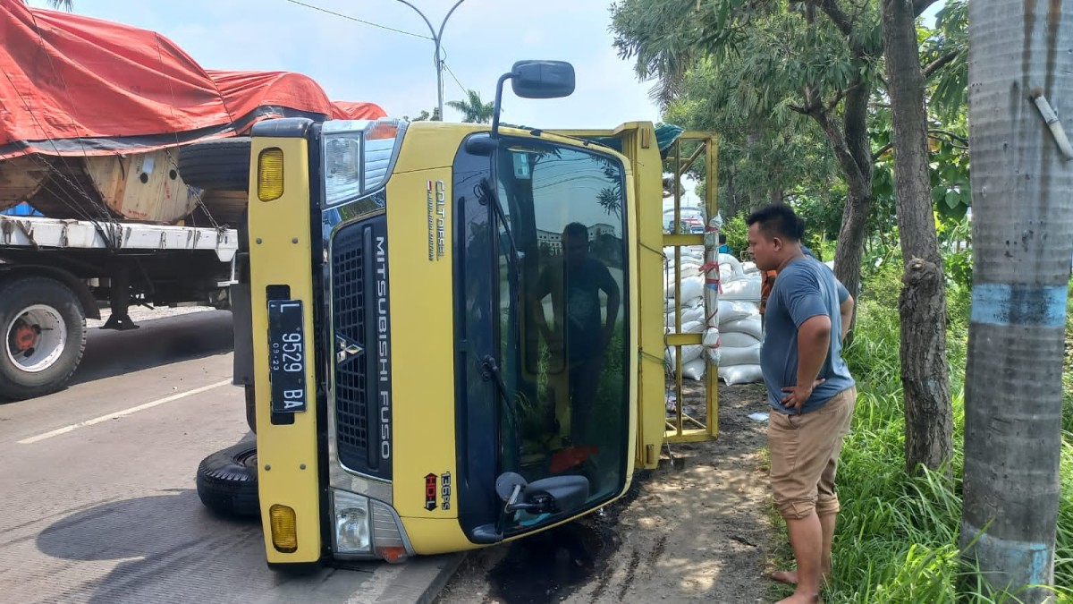 Truk terguling di jalan nasional Lamongan (Foto: Adyad Ammy Iffansah/jatimnow.com)