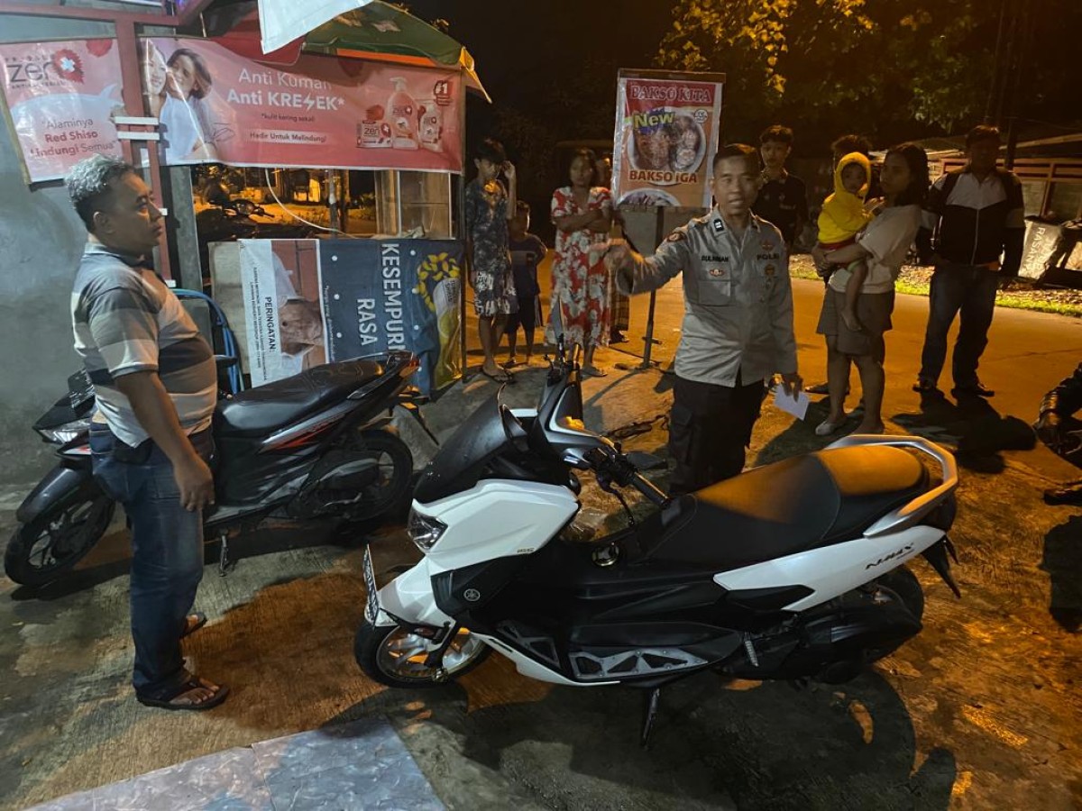 Petugas Polsek Kesamben saat melakukan olah TKP di lokasi pencurian mobil.(Foto: Polsek Kesamben for jatimnow.com)