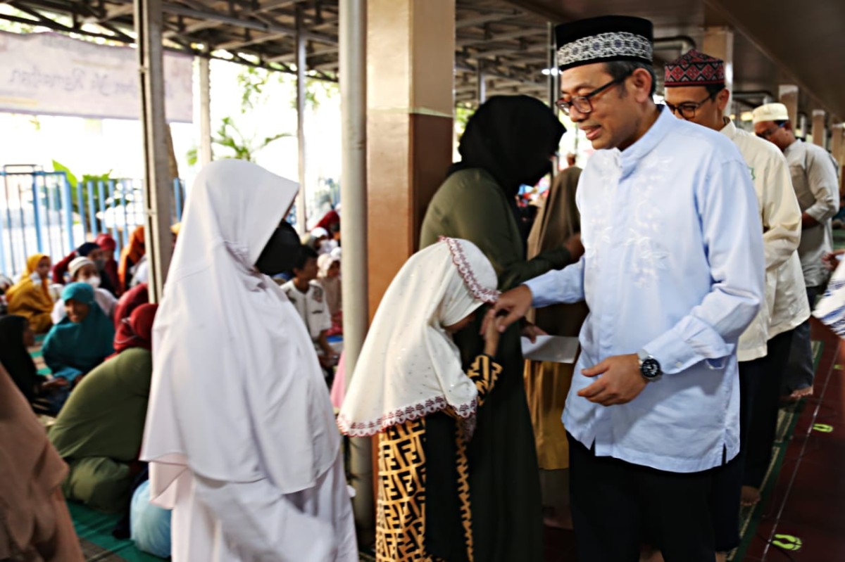 Santunan untuk anak-anak yatim dari Bogasari (Foto: Bogasari for jatimnow.com)